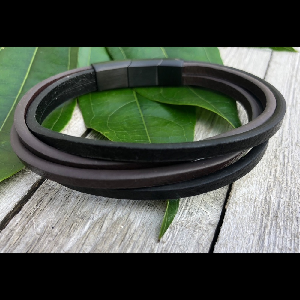 Men’s leather bracelet with magnetic clasp
